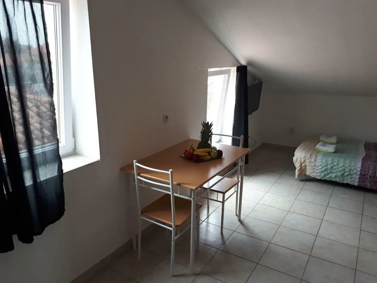 Dejan Apartment 2-Top Centar-Old Town Studio Pula