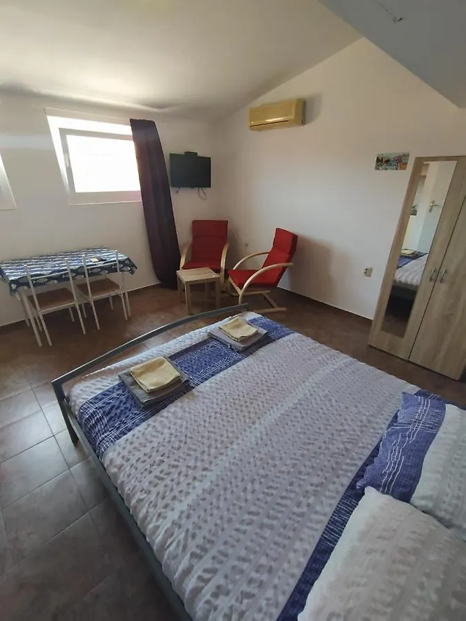 Dejan Apartment 2-Top Centar-Old Town Studio Pula 0*,  Croatia